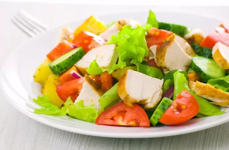 salāti ar dārzeņiem un vistu diētai bez ogļhidrātiem
