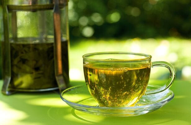 Zaļā tēja ir vienas no ūdens diētas iespējām pamatā