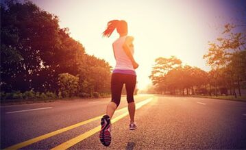 Kardio treniņi, piemēram, skriešana, palīdz sadedzināt kāju taukus. 